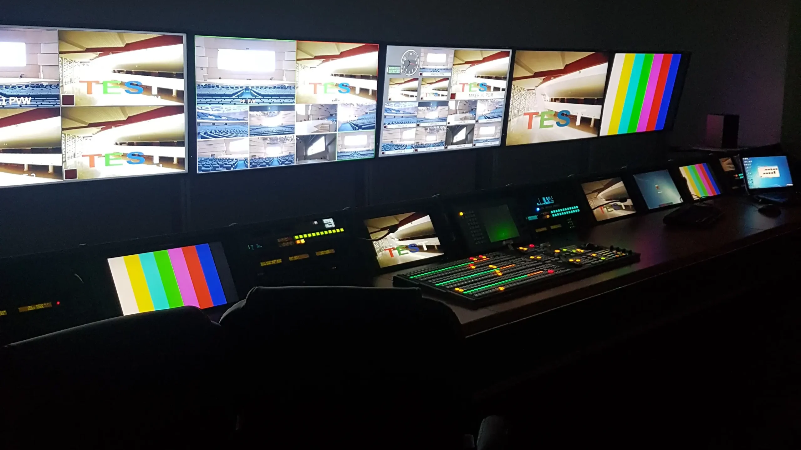 Regia Video Broadcast NetWIring con Mixer Video e Monitor
